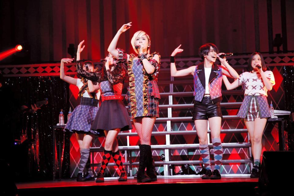 ライブで熱唱するベイビーレイズＪＡＰＡＮの（左から）大矢梨華子、傳谷英里香、林愛夏、高見奈央、渡邊璃生＝ＴＯＫＹＯ　ＤＯＭＥ　ＣＩＴＹ　ＨＡＬＬ