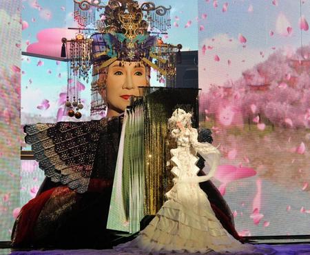 大型衣装で紅白リハに登場した小林幸子＝東京・ＮＨＫホール（撮影・佐々木彰尚）