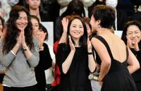 今井美樹（左）、松田聖子らにあいさつをする有働由美子アナウンサー＝東京・ＮＨＫホール（撮影・佐々木彰尚）