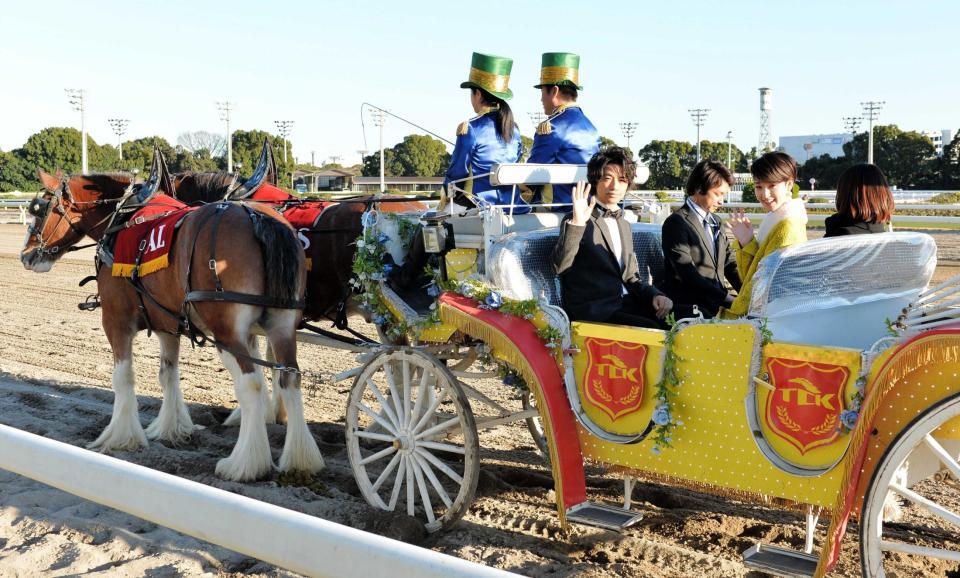 　馬車に乗って登場した斎藤工（左）と剛力彩芽＝大井競馬場（撮影・西岡正）