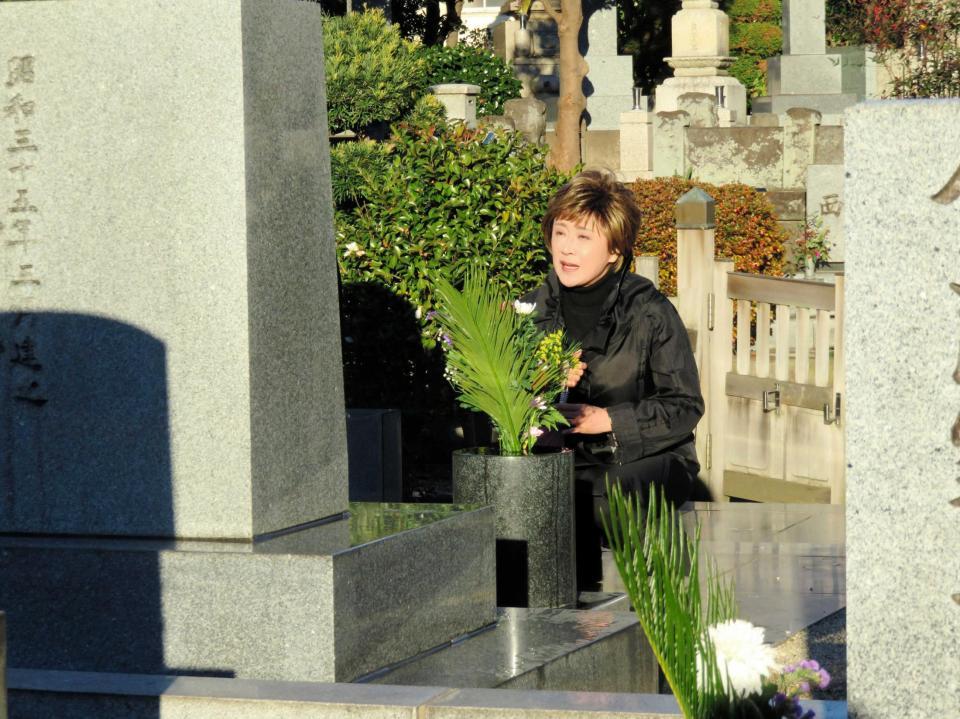 　師匠の古賀政男氏の墓前に紅白出場を報告する小林幸子＝東京・杉並区内