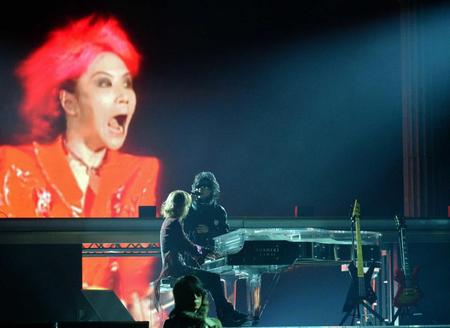 　故ＨＩＤＥさんの映像、使用していたギターの前で歌うＴＯＳＨＩ（上）、ピアノで演奏するＹＯＳＨＩＫＩ