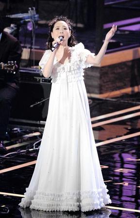 　新旧名曲のメドレーを披露する松田聖子