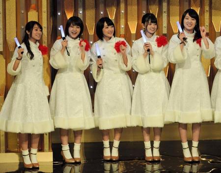 郷ひろみの熱唱に乃木坂４６・生駒里奈（中央）もノリノリ＝東京・ＮＨＫホール（撮影・堀内翔）