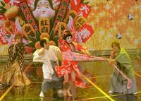 樽美酒研二の帯をとるゴールデンボンバー＝東京・ＮＨＫホール（撮影・堀内翔）