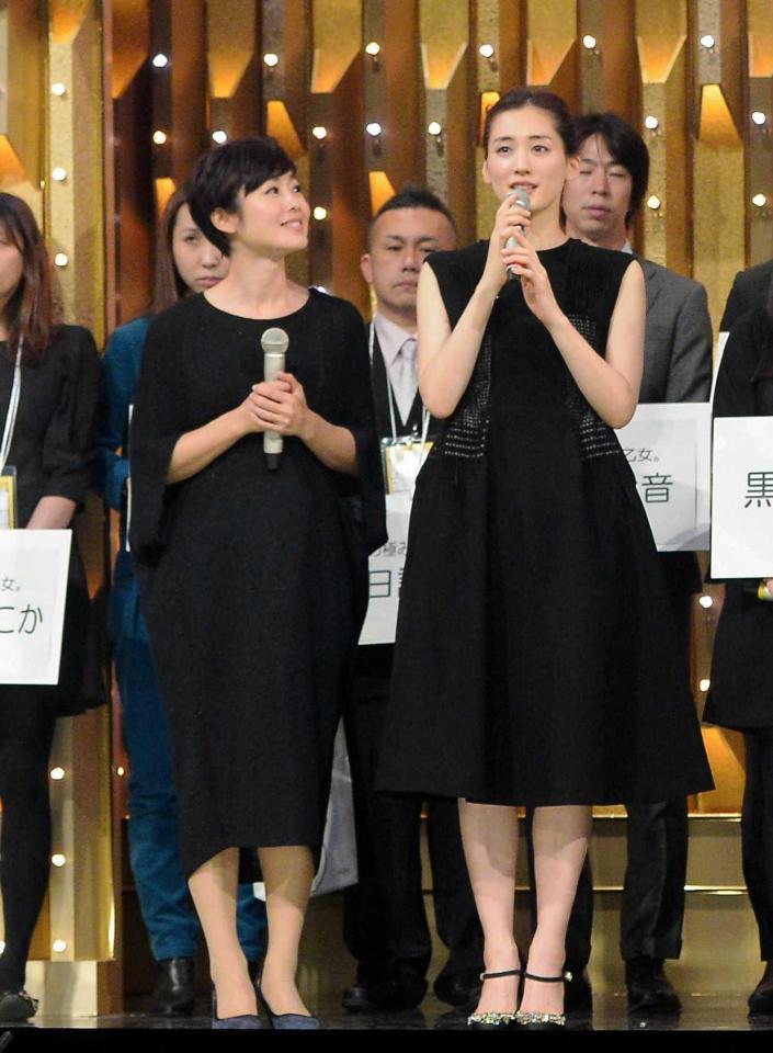 　リハーサルをする総合司会の有働由美子アナ（左）と綾瀬はるか