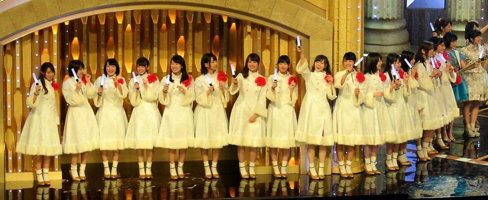 郷ひろみの「２億４千万の瞳」で盛り上がる乃木坂４６＝東京・ＮＨＫホール（撮影・堀内翔）