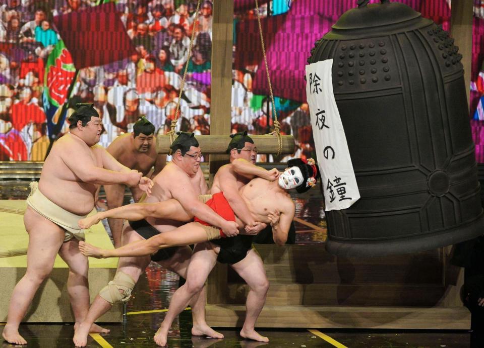 除夜の鐘をつくゴールデンボンバー・樽美酒研二＝東京・ＮＨＫホール（撮影・堀内翔）