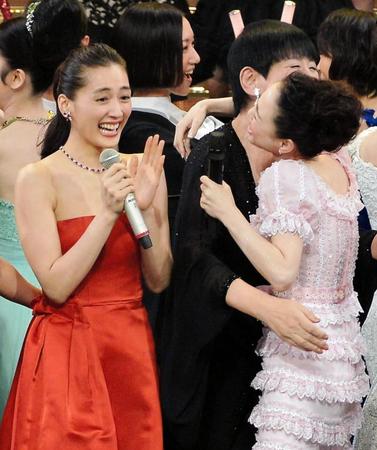 和田アキ子と抱き合う松田聖子、左は綾瀬はるか＝東京・ＮＨＫホール（撮影・堀内翔）
