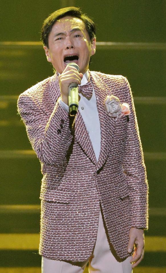 　「おふくろさん」の最後で「かあさん」と叫ぶ森進一＝東京・ＮＨＫホール（撮影・堀内翔）