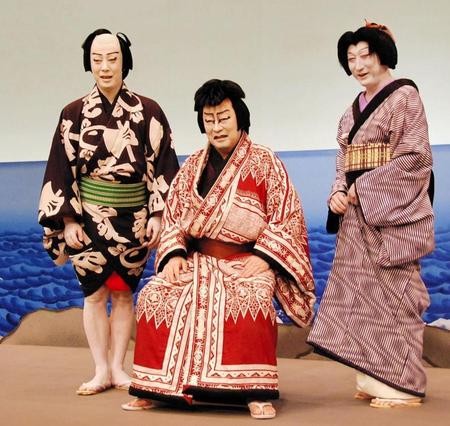 母校の箱根駅伝往路Ｖを祝福した尾上菊之助（左）と会見に出席した尾上菊五郎（中央）、中村時蔵＝東京・国立劇場