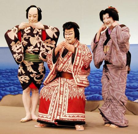 母校の箱根駅伝往路Ｖを祝福した尾上菊之助（左）と会見に出席した尾上菊五郎（中央）、中村時蔵＝都内