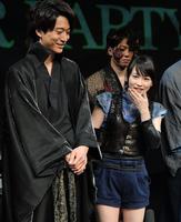 熱愛が報じられ会見する浅香航大（左）と川栄李奈＝Ｚｅｐｐブルーシアター六本木（撮影・園田高夫）