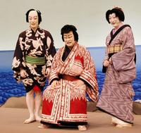 母校の箱根駅伝往路Ｖを祝福した尾上菊之助（左）と会見に出席した尾上菊五郎（中央）、中村時蔵＝東京・国立劇場