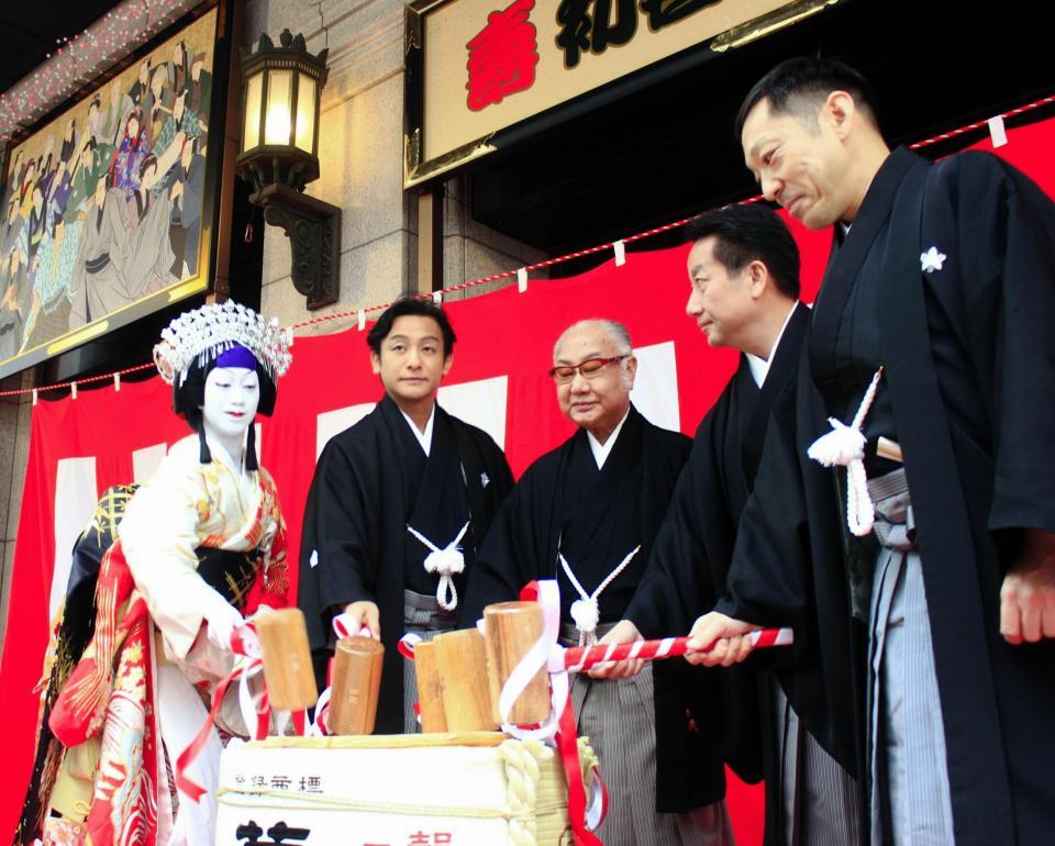 「壽初春大歌舞伎」の初日開演前に劇場前で鏡開きを行った（左から）中村壱太郎、片岡愛之助、坂田藤十郎、中村扇雀、市川中車＝大阪・松竹座