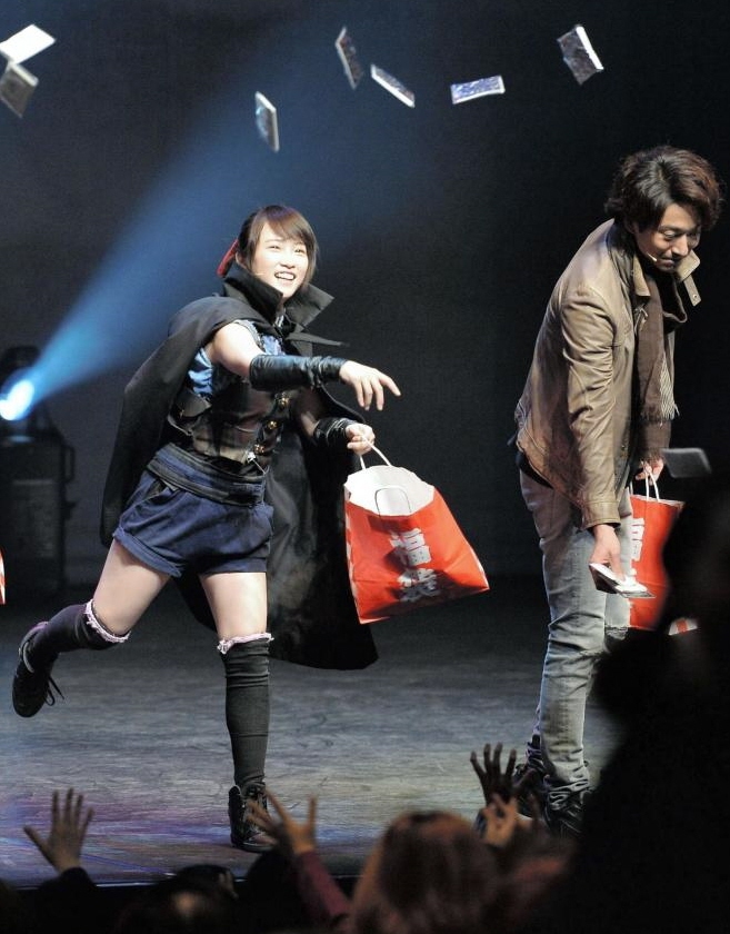 客席におみくじを投げ入れる川栄李奈（右は浅香航大）＝Ｚｅｐｐブルーシアター六本木（撮影・園田高夫）