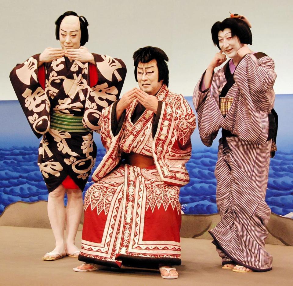 母校の箱根駅伝往路Ｖを祝福した尾上菊之助（左）と会見に出席した尾上菊五郎（中央）、中村時蔵＝都内