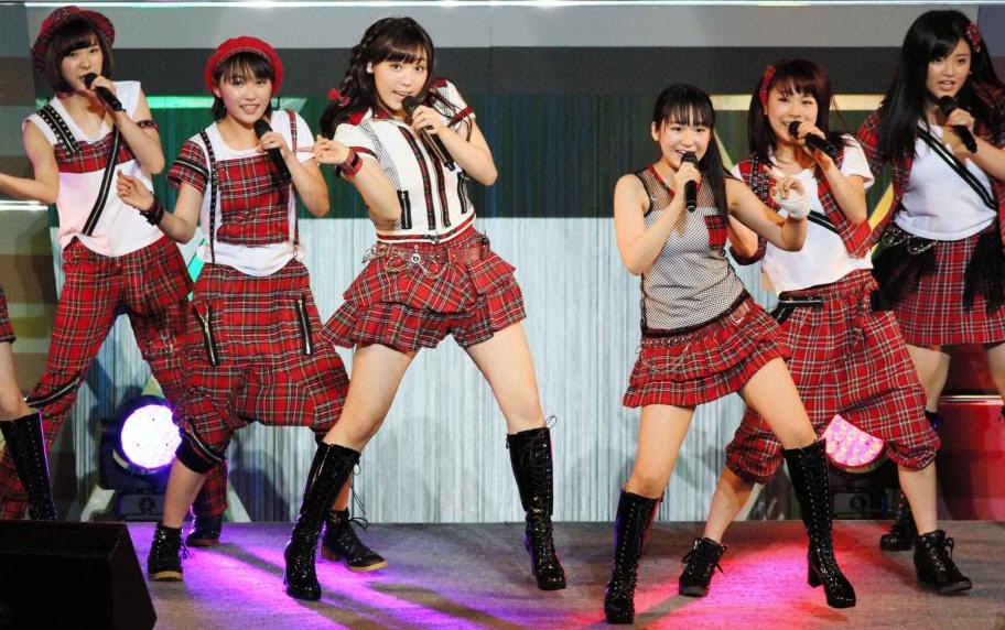 熱唱するモー娘。の（左から）生田衣梨奈、工藤遥、譜久村聖、野中美希、石田亜佑美、鈴木香音＝中野サンプラザ