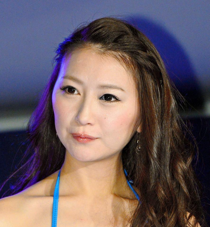 結婚を発表した青木まりな