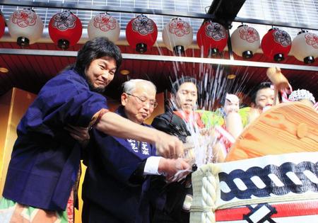 ＮＨＫ時代劇の役柄に扮して鏡開きに登場した青木崇高（左端）＝大阪・国立文楽劇場