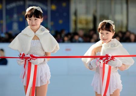 イベントでテープカットをする本田望結（左）と紗来＝東京スカイツリータウン（撮影・開出牧）