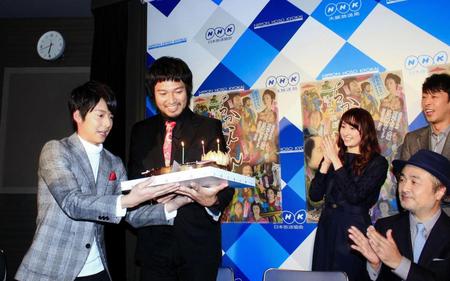 （左から）３０歳の誕生日を祝福される小池徹平と、青木崇高、早見あかり、松尾スズキ、北村有起哉＝ＮＨＫ大阪放送局
