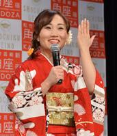 会見で笑顔を見せるキンタロー。＝新宿角座