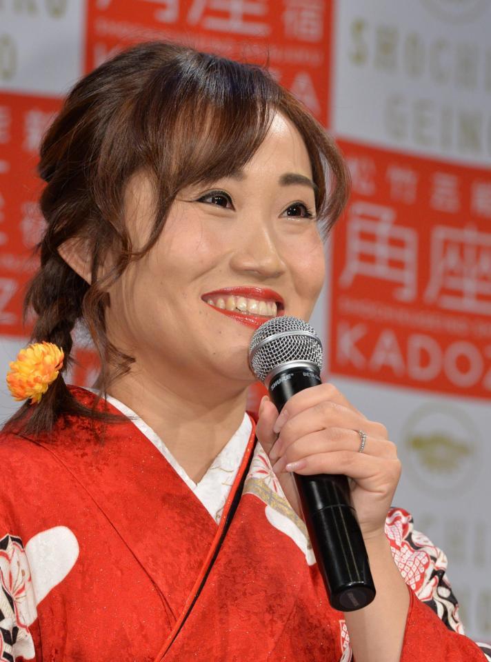 会見で笑顔を見せるキンタロー。＝新宿角座