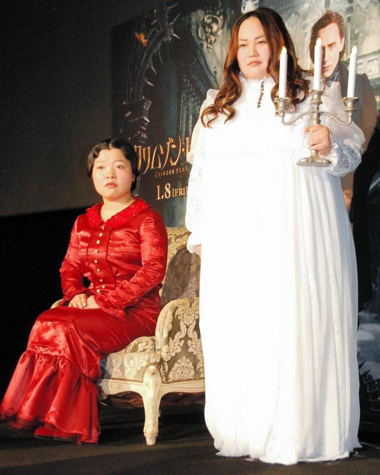 キンタロー。の結婚を祝福したおかずクラブのオカリナ（左）とゆいＰ＝ＴＯＨＯシネマズ渋谷