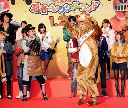 完成披露イベントにサルの着ぐるみで登場した山崎静代（右）。左は山里亮太＝東京・新宿バルト９（撮影・開出牧）