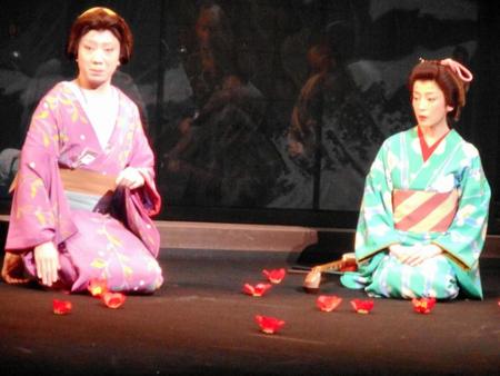 舞台「元禄港歌」の稽古を公開した（左から）市川猿之助、宮沢りえ＝東京・シアターコクーン