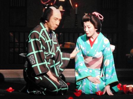 舞台「元禄港歌」の稽古を公開した（左から）段田安則、宮沢りえ＝東京・シアターコクーン