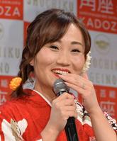 会見で笑顔を見せるキンタロー。＝新宿角座