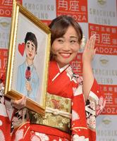 笑顔で結婚相手の似顔絵を披露したキンタロー。＝新宿角座