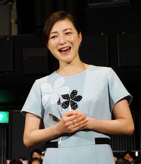 一青窈の歌声に涙を流す広末涼子＝テアトル新宿