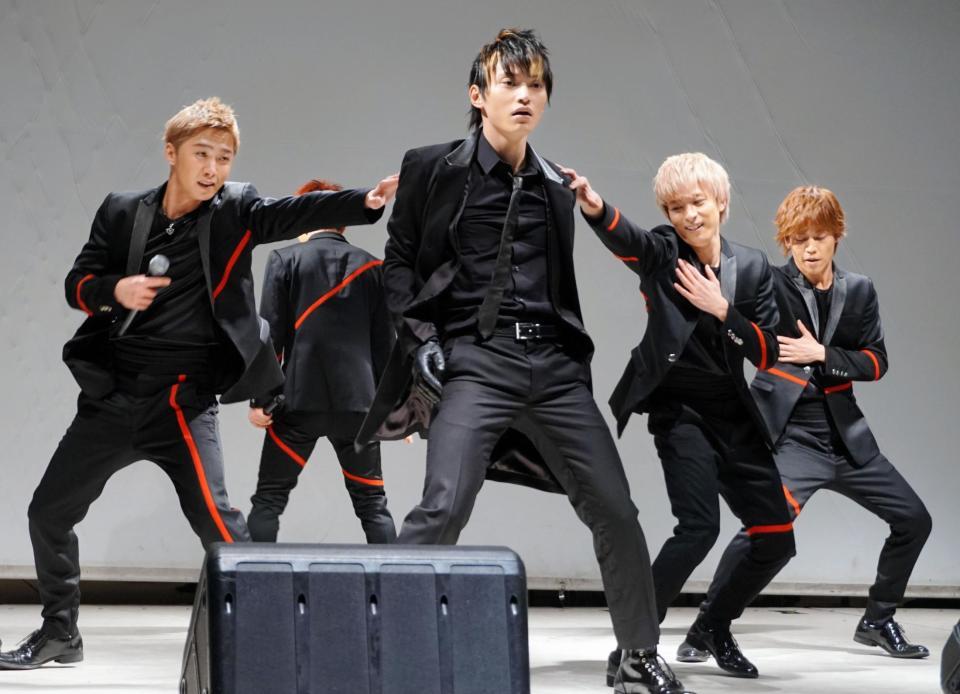 ＳＫＹ－ＨＩ（中央）がゲスト出演して盛り上げたＤａ-ｉＣＥのライブ＝ラゾーナ川崎