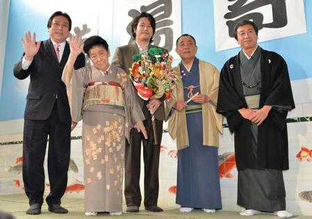 　イベントで笑顔の（左から）伊藤克信、内海桂子、松山ケンイチ、三遊亭小遊三、杉山泰一監督＝東京・台東区の有馬湯