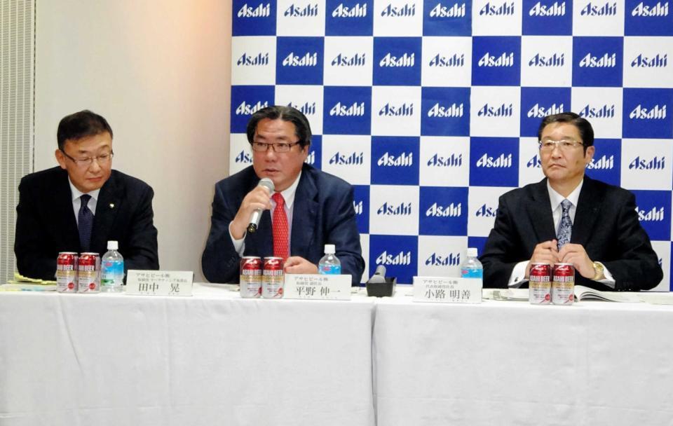 　事業方針を説明する（左から）田中晃取締役マーケティング本部長、平野伸一副社長、小路明善社長