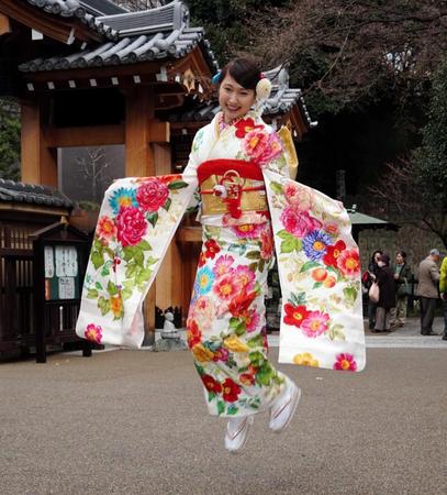 　おみくじの大吉にジャンプで喜ぶ大野いと＝目黒の大円寺
