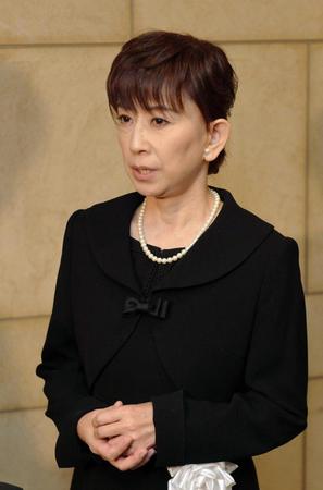 　亡くなった父・宣夫さんとの思い出を語る大場久美子＝東京・北区セレモニーホール（撮影・堀内翔）