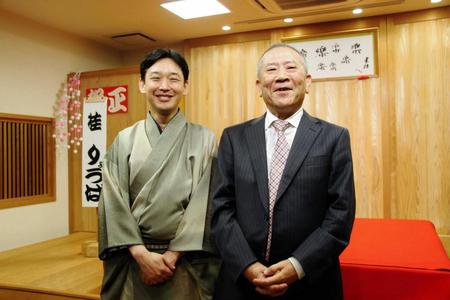 　師匠の桂ざこば（右）の隣で安どの笑みを浮かべる桂りょうば＝大阪市内