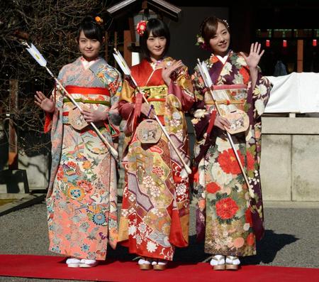 成人式を迎えた（左から）伊藤万理華、生駒里奈、川村真洋＝乃木神社（撮影・棚橋慶太）