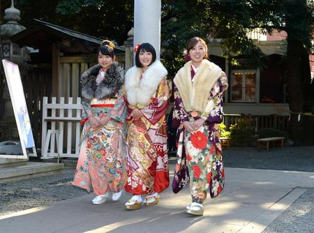 参道を歩き本殿へ向かう（左から）伊藤万理華、生駒里奈、川村真洋＝乃木神社（撮影・棚橋慶太）