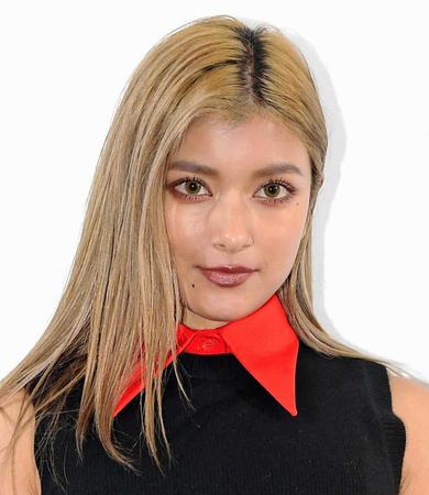 芸能界に入った後に彼氏がいたことを明かしたローラ