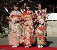 成人式を迎えた（左から）伊藤万理華、生駒里奈、川村真洋＝乃木神社（撮影・棚橋慶太）