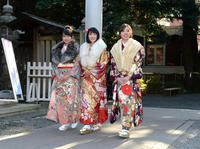 参道を歩き本殿へ向かう（左から）伊藤万理華、生駒里奈、川村真洋＝乃木神社（撮影・棚橋慶太）