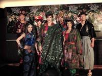 舞台「Ｔｈｅ　Ｌｏｖｅ　Ｂｕｇｓ」の公開舞台稽古を行った（前列左から）マルシア、城田優、蘭寿とむ、（後列左から）岸谷五朗、大原櫻子、平間壮一、寺脇康文＝東京・赤坂ＡＣＴシアター