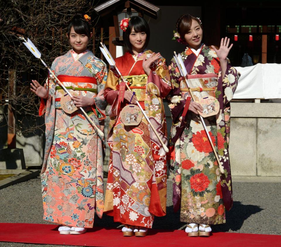 成人式を迎えた（左から）伊藤万理華、生駒里奈、川村真洋＝乃木神社（撮影・棚橋慶太）