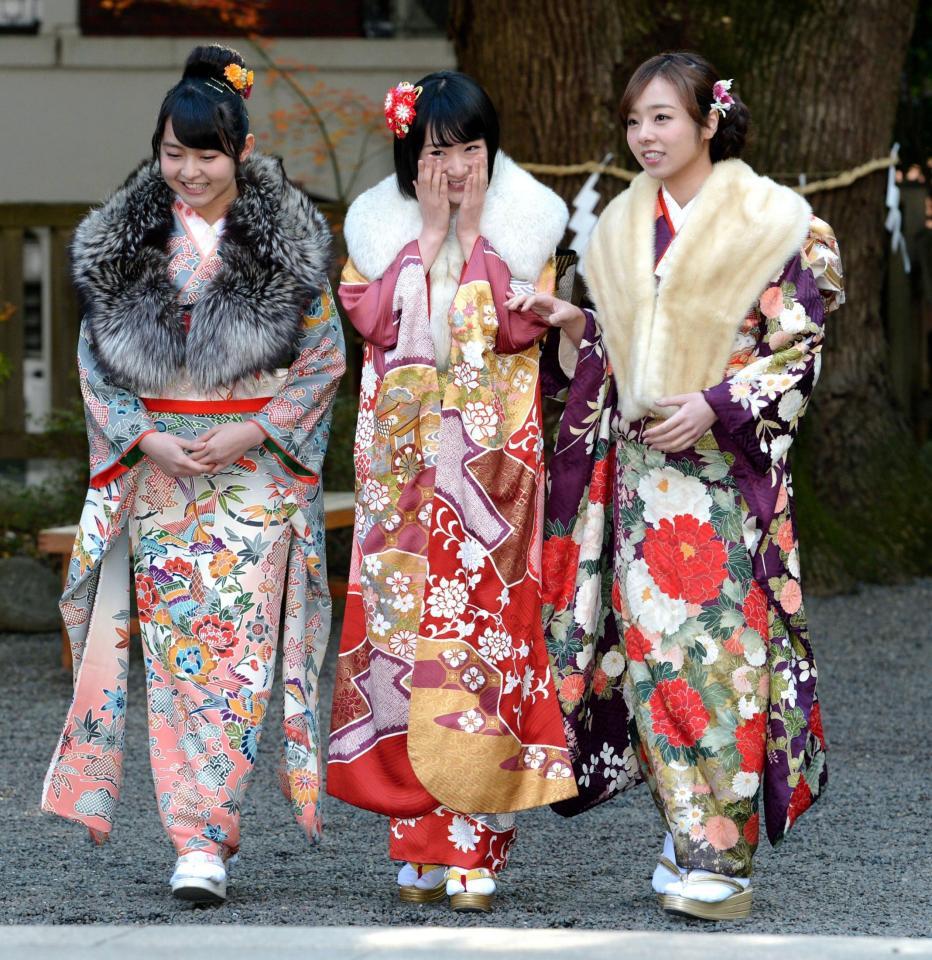 恥ずかしそうに参道を歩く（左から）伊藤万理華、生駒里奈、川村真洋＝乃木神社（撮影・棚橋慶太）