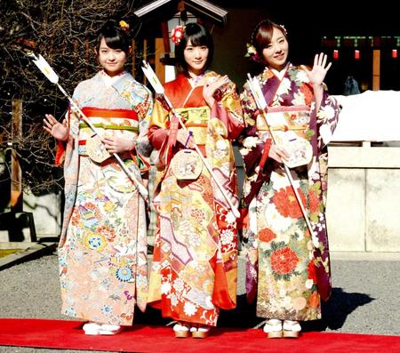 　成人式を迎えた（左から）伊藤万理華、生駒里奈、川村真洋＝乃木神社